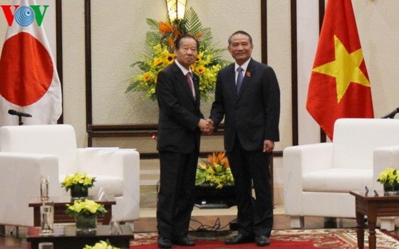 峴港市委書記張光義（右）接見日本眾議院自由民主黨秘書長、日越友好議員聯盟主席二階俊博。（圖源：VOV）