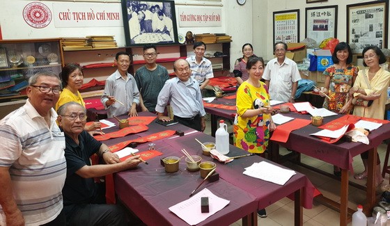 書法家們一起為庚子年迎春慈善揮春活動作準備。