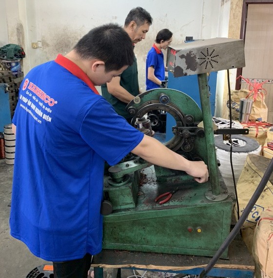 韓生公司生產穩壓器車間一隅。