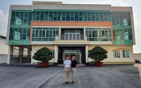 紅心公司總經理劉根全與經理劉成 發在新建工廠前合照。