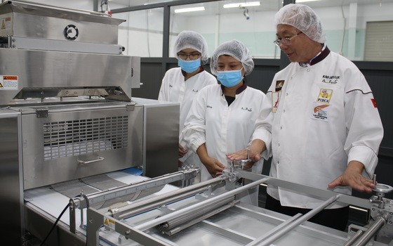 高肇力總經理指引員工使用各種現代設備。