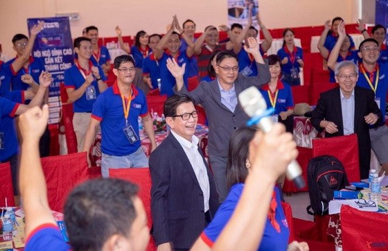 杜龍總經理(中，穿深藍色西裝)與本市青年企業家交流。