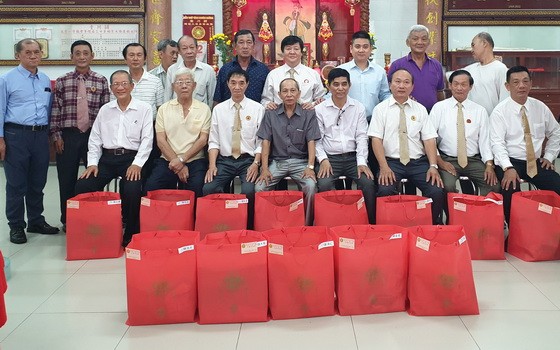 潁川堂陳、姚、胡、虞、田大宗祠理事與高齡宗親合影。