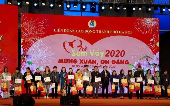 河內市勞動聯團向清貧工人贈送禮物。（圖源：秋莊）