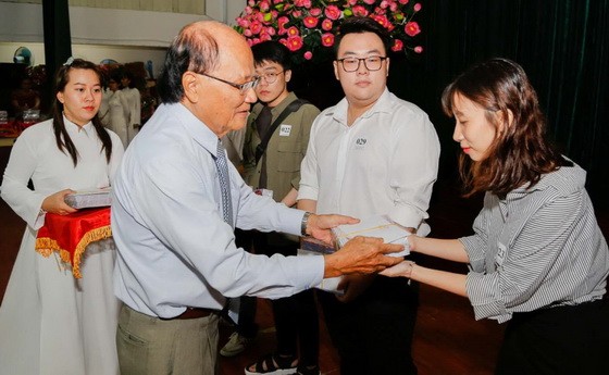 福建勵學會副會長、溫陵會館常值副 理事長洪世真(前左)向優秀生頒發獎學金。