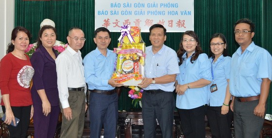 阮玉英副總編輯（右四）接領來賓的新年禮物。