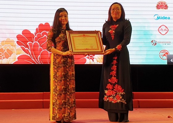 市師範大學中文系獲教育與培訓部頒贈集體出色獎。