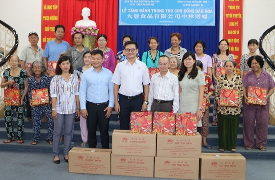 與大發食品公司配合向華人戶送出中秋 月餅。