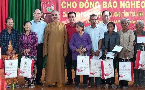 市委書記阮善仁(後排左一)與代表團向貧戶贈送禮物。