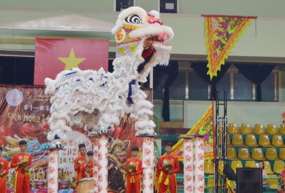 醒獅上梅花樁。