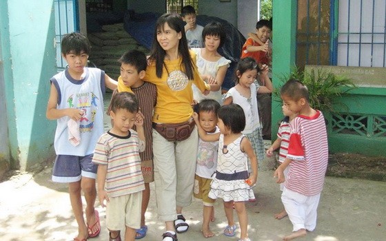 黃小香成為了數百孤兒的母親。