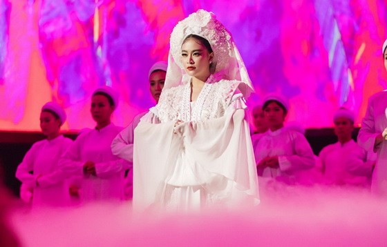 黃垂玲演唱的“四府”、“讓我告訴你”等歌曲因既具現代性，又 帶有民族音樂特徵而獲得高度評價。