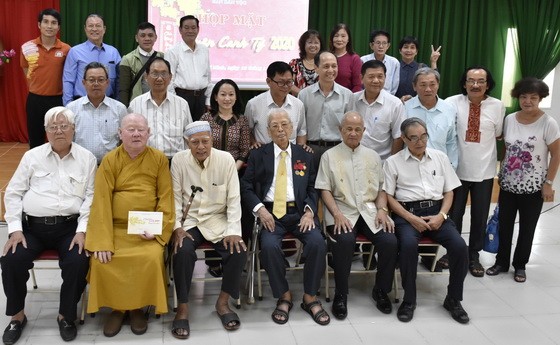 市民族處領導與模範少數民族同胞合照。