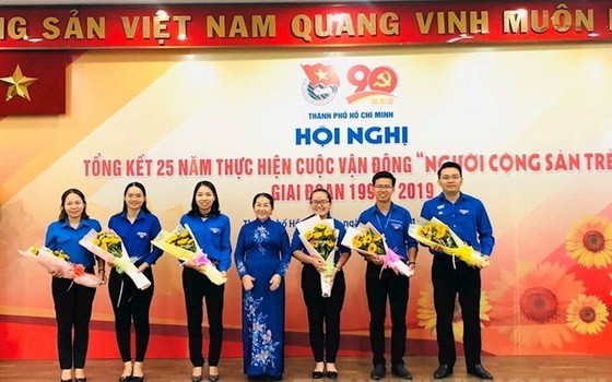 市委副書記武氏蓉（中）向優秀共青團員贈送祝賀鮮花。（圖源：美琳）