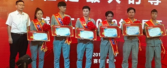 企業須及時對傑出員工加以獎勵以能挽留人才。