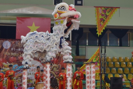 醒獅上梅花樁。