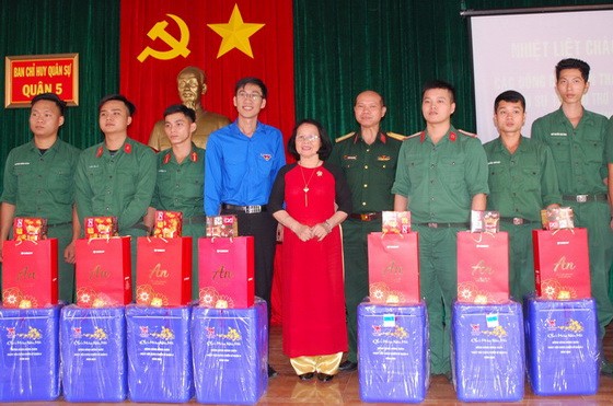 郡領導向完成軍事義務的士兵贈送禮物。