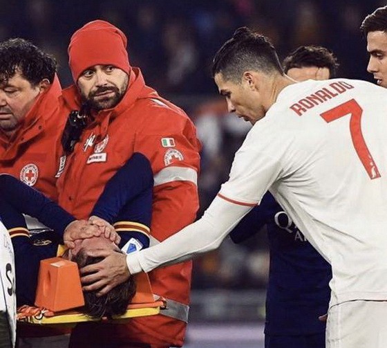 C羅安慰受傷的對手。（圖源：互聯網）