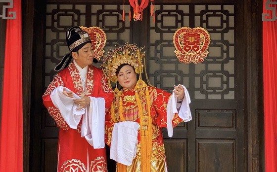 瑞琪與曾碧蘭合唱小曲《花好月圓》劇照。