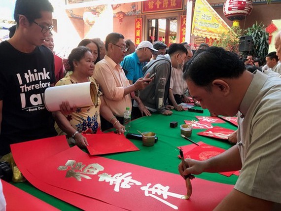 每年歲暮慈善揮春活動吸引廣大同胞參與。