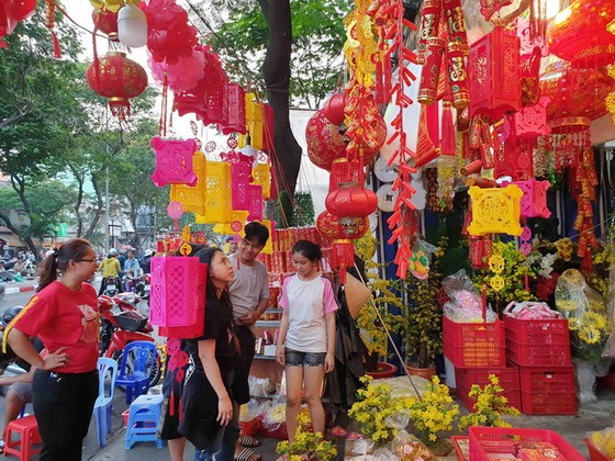 顧客在選購新春應節品。