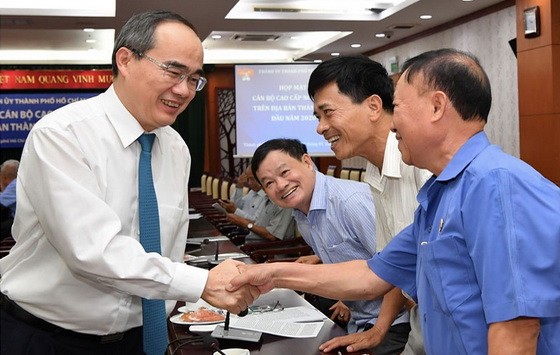 市委書記阮善仁與各退休高級幹部交流。（圖源：越勇）