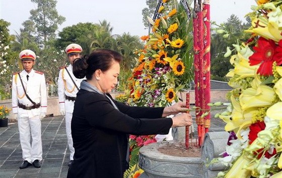 國會主席阮氏金銀在檳椥省烈士陵園上香緬懷各位英烈。（圖源：越通社）