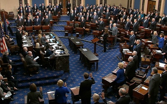 當地時間16日，隨著美國聯邦最高法院首席大法官羅伯茨及所有在場國會參議員先後宣誓。（圖源：視頻截圖）