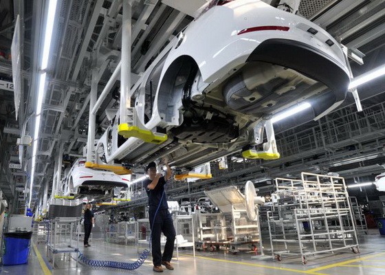 工人在工廠總裝車間生產線上工作。（圖源：互聯網）