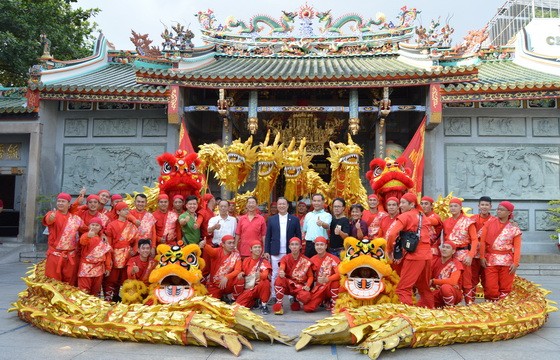 仁義堂到廟宇拜神靈。