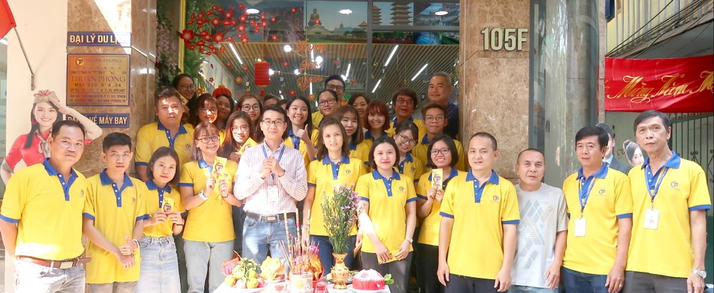 順捷旅行社新春開張營業全體同仁大合照。