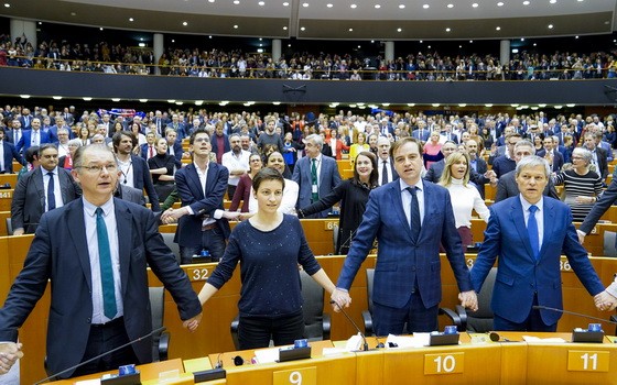 投票結束後，在場議員手拉手唱起蘇格蘭經典歌曲《友誼地久天長》，以這首家喻戶曉的“離別之曲”送別英國。（圖源：CNS）