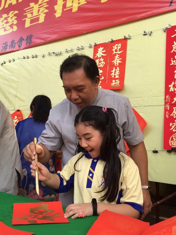 隨父親迎春揮筆 「小書法家」林珈慧 ảnh 1