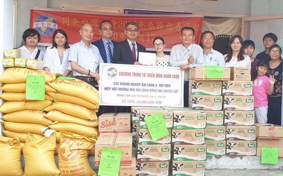 同奈台灣商會到各單位贈送禮物。