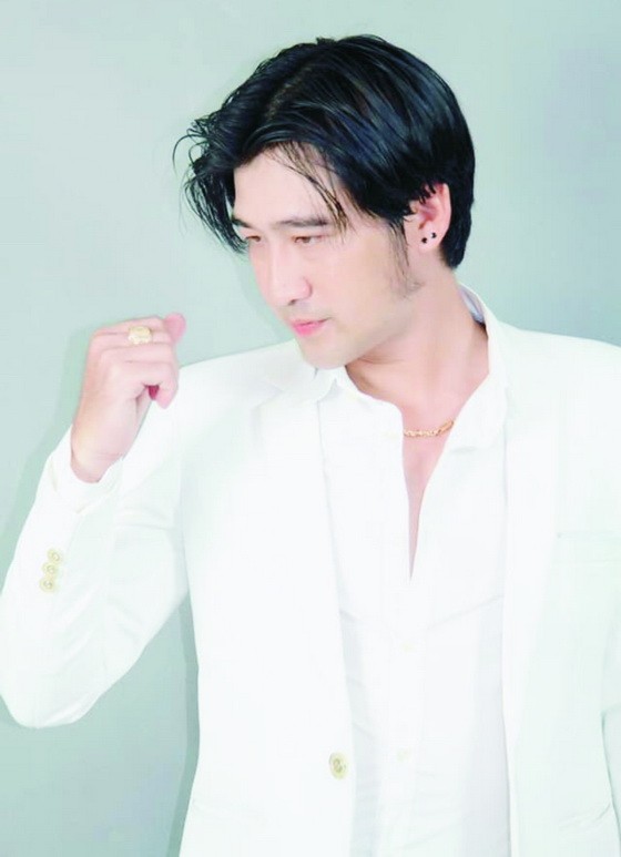 華人歌星畢寶藤。