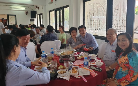  第五郡文化中心主任郭忠孝(右三) 向劉金華主席與各會館代表、藝人拜年。