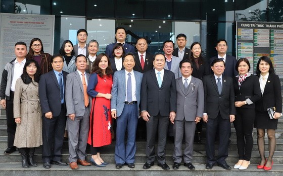 黨中央書記、越南祖國陣線中央委員會主席陳清敏（前右五）與越南金銀珠寶美藝協會成員合影留念。（圖源：香葉）