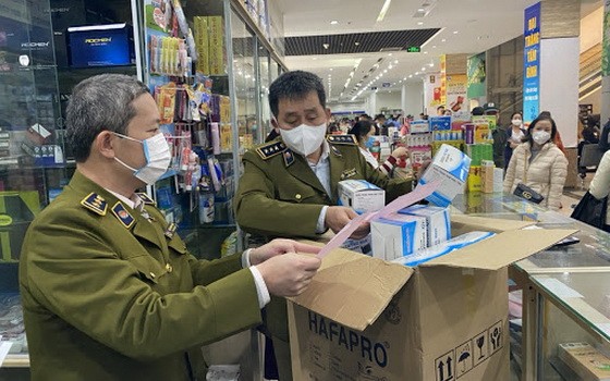 職能機關檢查藥店口罩出售情況。（圖源：Chinhphu.vn）