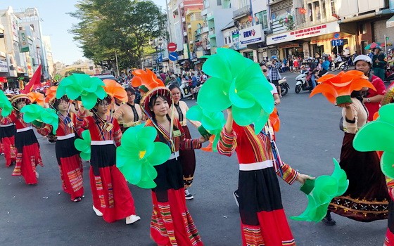 第五郡元宵節的遊行活動備受民眾歡迎。