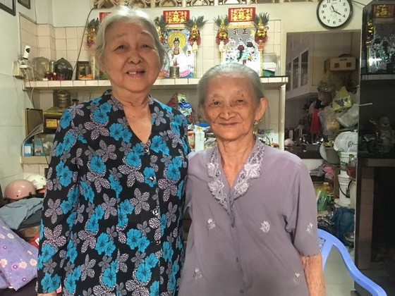 曾女和梁金英（左）革命老前輩姐妹情深。