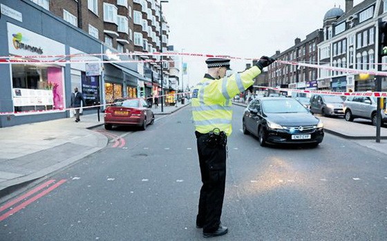 警察在事發現場附近警戒。（圖源：AFP）