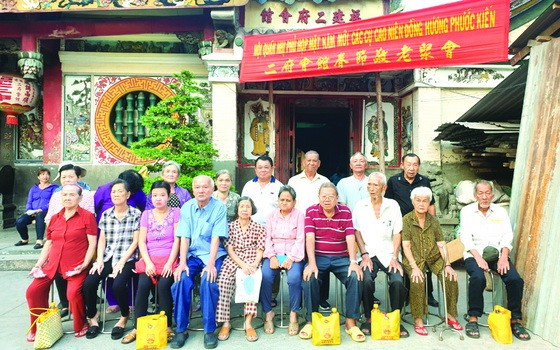 孤寡長者獲贈禮物時合影。