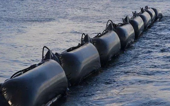 為應對土耳其湧入的大批移民和難民，希臘當局計劃在地中海沿兩國海岸線興建海上浮動屏障。（示意圖源：互聯網）