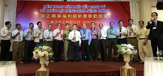 興寧福利組理事會向來賓敬酒。