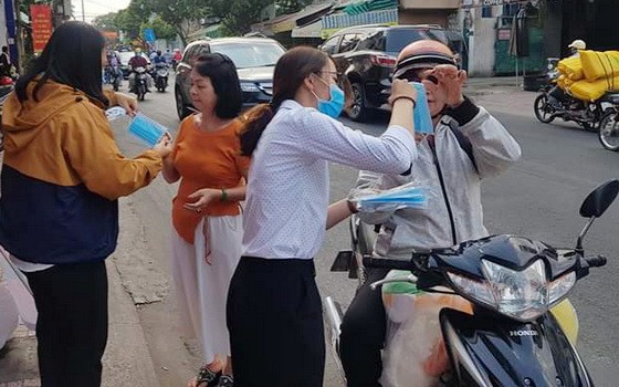 第十一郡婦聯會成員向市民免費派發醫療口罩。