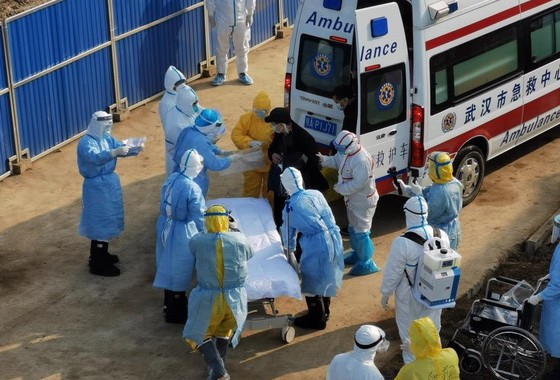 4日上午9時許，轉運首批患者的車輛抵達火神山醫院。（圖源：互聯網）