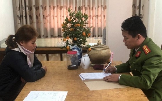 調查員向被拘留的胡氏翠錄取供詞。（圖源：H.Hồ）