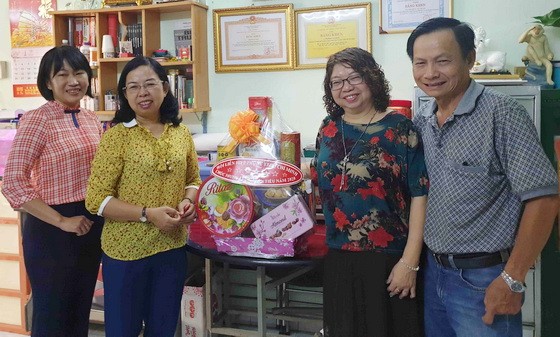 市婦聯會探望華人婦女幹部張四妹（右二）。