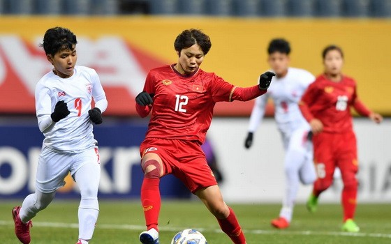 越南女足(紅衣)-緬甸比賽一瞥。（圖源：互聯網）