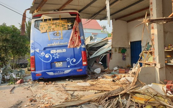 客車與卡車碰撞後衝進民房事故現場。（圖源：CTV）